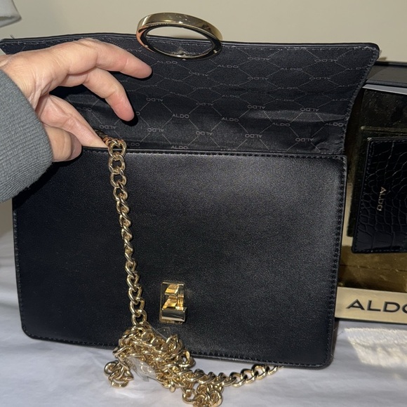 Aldo gift set with Black purse with gold chain strap, Crossbody, or handle, new - Picture 4 of 7